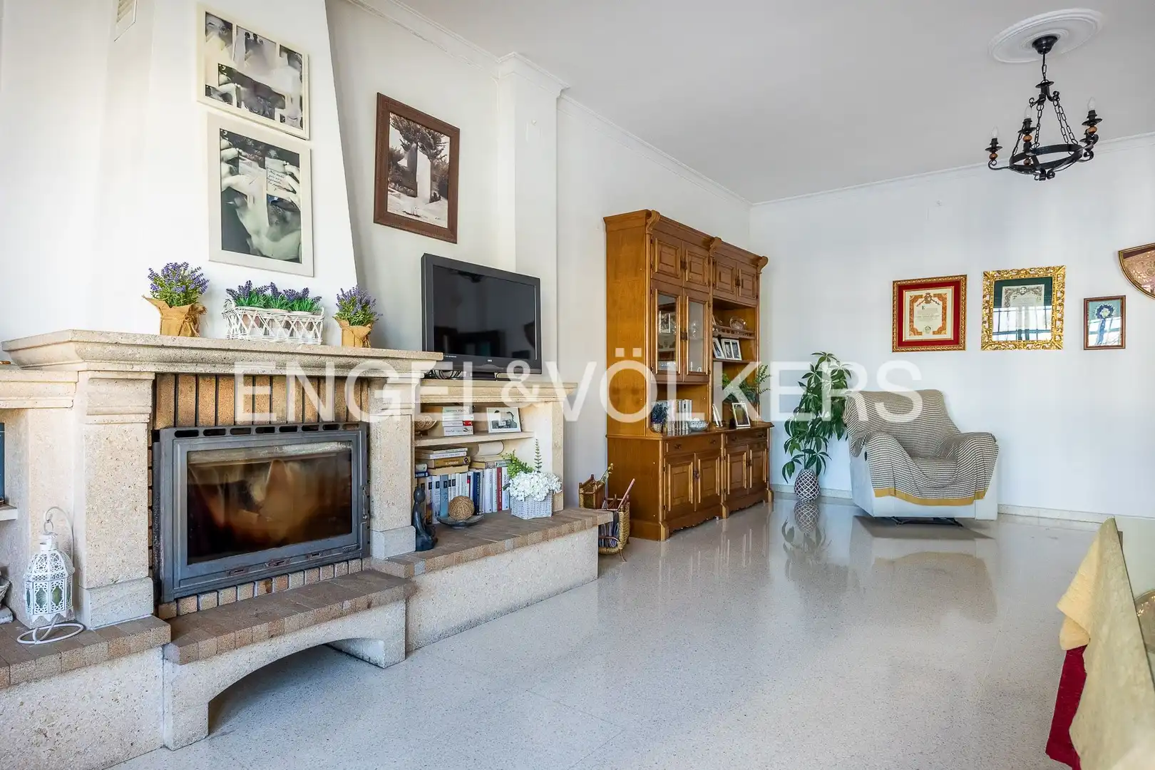 Sala d'estar de Casa o xalet en venda en Albaida del Aljarafe amb Aire condicionat, Calefacció i Jardí privat
