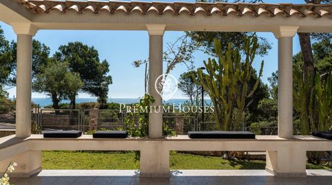 Casa con piscina en primera línea de mar en Roques Daurades