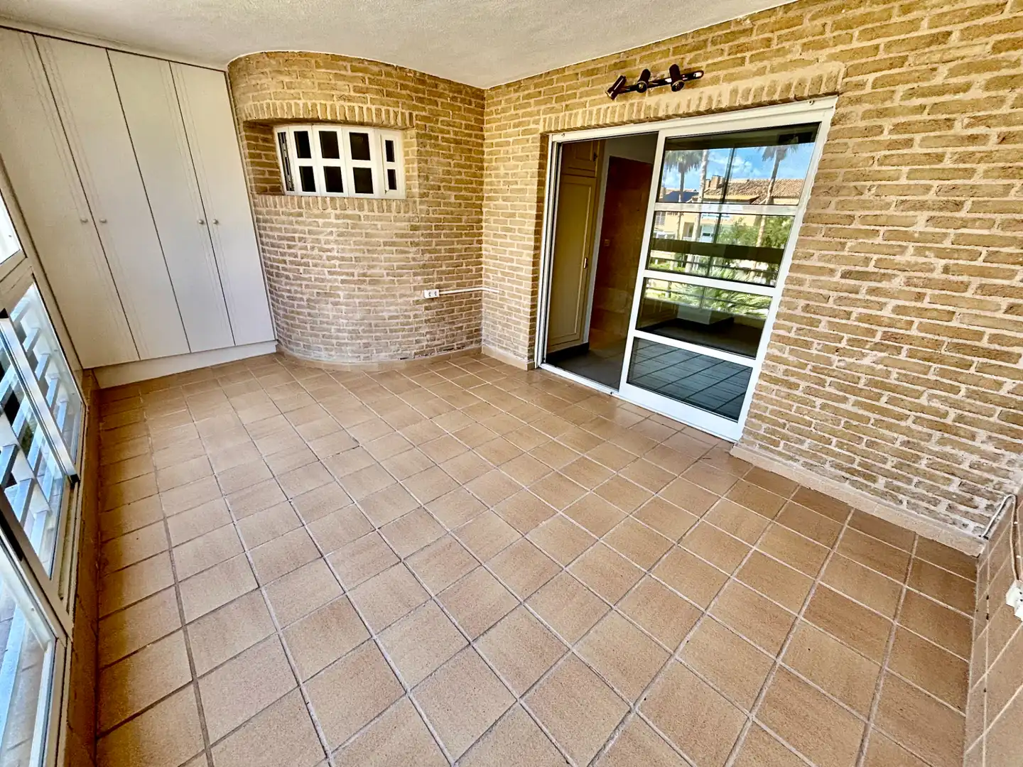 Terrasse von Einfamilien-Reihenhaus zum Verkauf in Alicante / Alacant mit Klimaanlage, Privatgarten und Terrasse