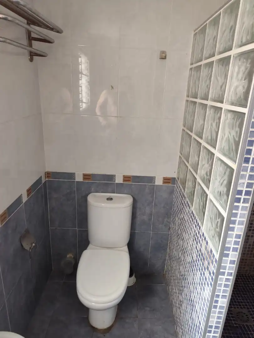 Badezimmer von Wohnung zum Verkauf in Alzira mit Ofen, Waschmaschine und Mikrowelle