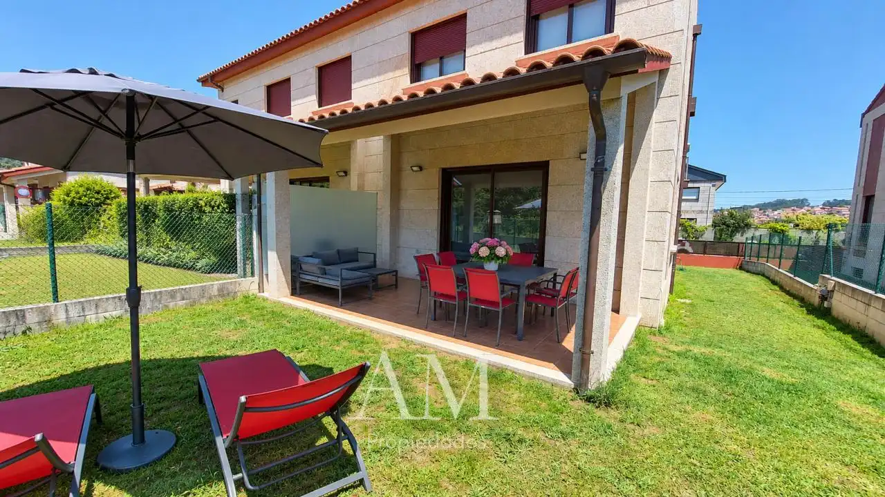 Terrassa de Casa adosada en venda en Cangas  amb Calefacció, Jardí privat i Terrassa