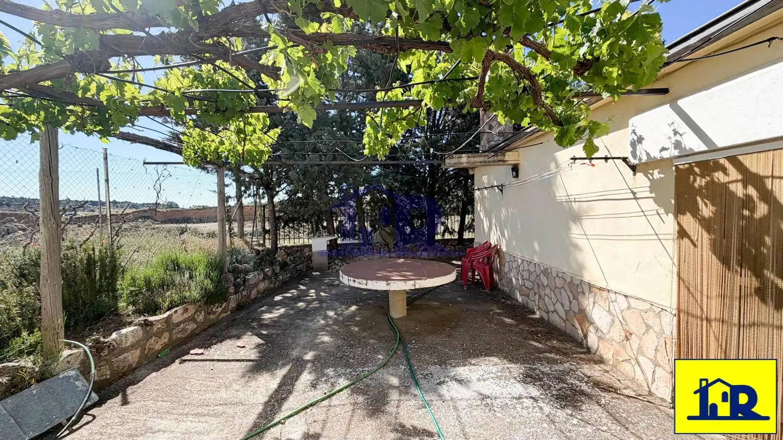 Jardí de Casa o xalet en venda en Cañada del Hoyo amb Calefacció, Terrassa i Traster