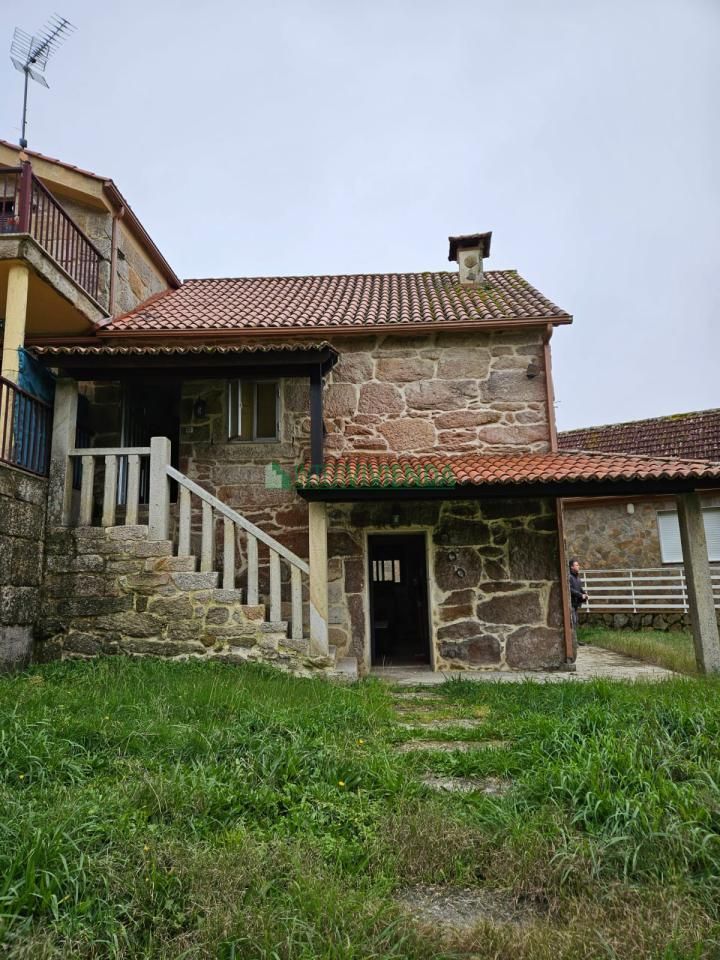 Vista exterior de Casa adosada en venda en Covelo amb Calefacció, Jardí privat i Traster