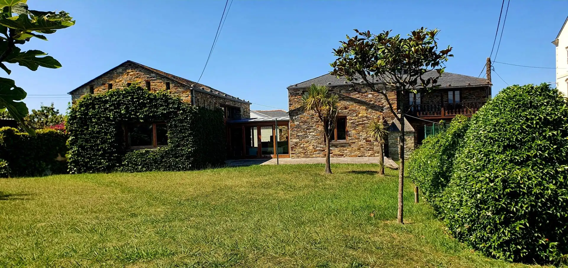 Vista exterior de Casa o xalet en venda en Tapia de Casariego amb Calefacció, Jardí privat i Terrassa