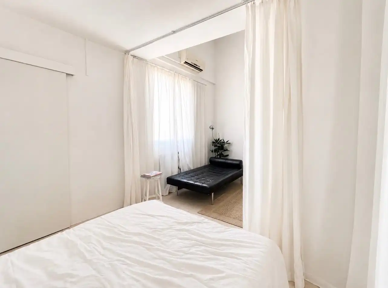 Dormitori de Estudi en venda en Barcelona amb Aire condicionat i Moblat