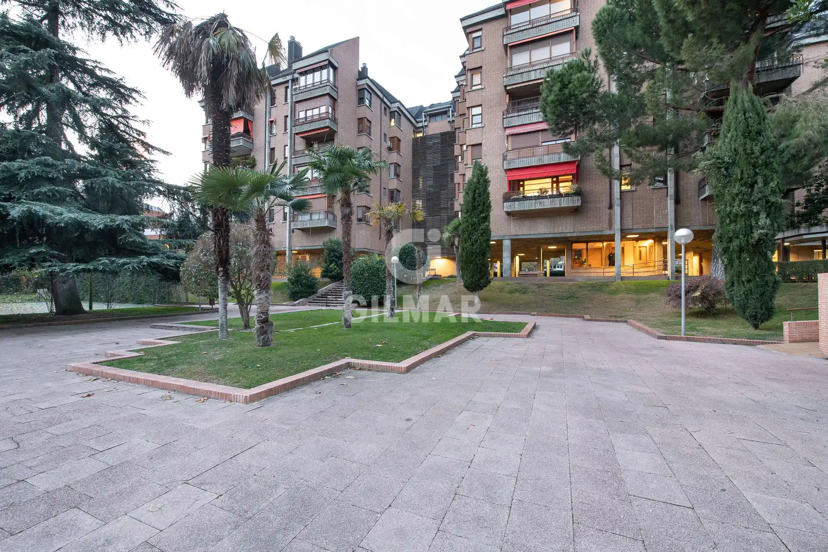 Außenansicht von Wohnung zum Verkauf in Madrid mit Heizung, Privatgarten und Abstellraum