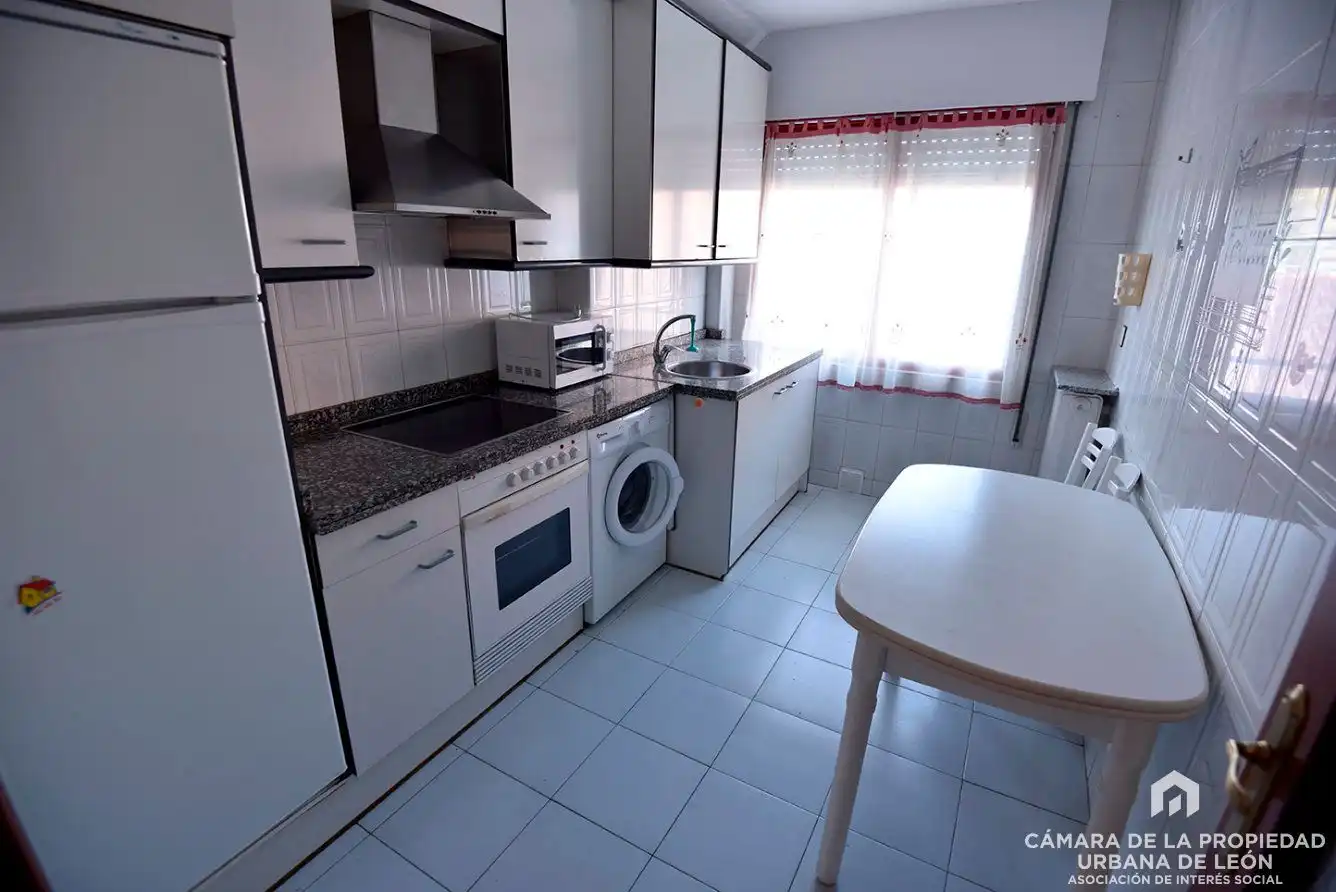 Küche von Wohnung zur Miete in San Andrés del Rabanedo mit Abstellraum und Möbliert