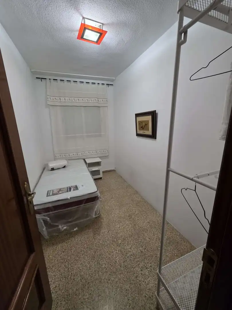 Dormitori de Pis per a compartir en Granada amb Aire condicionat, Terrassa i Moblat