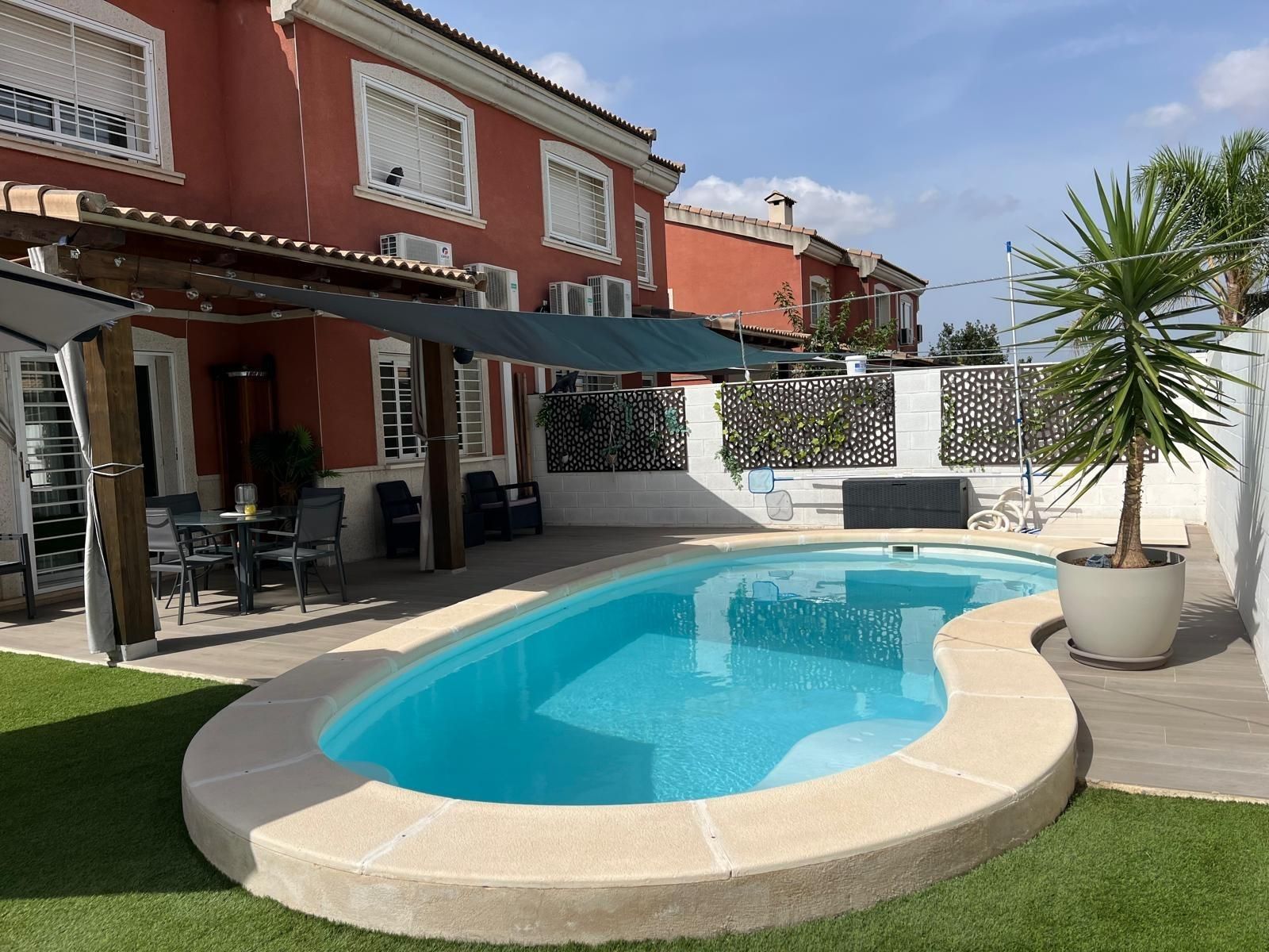 Swimming pool of Single-family semi-detached to rent in La Pobla de Vallbona  with Private garden, Terrace and Balcony