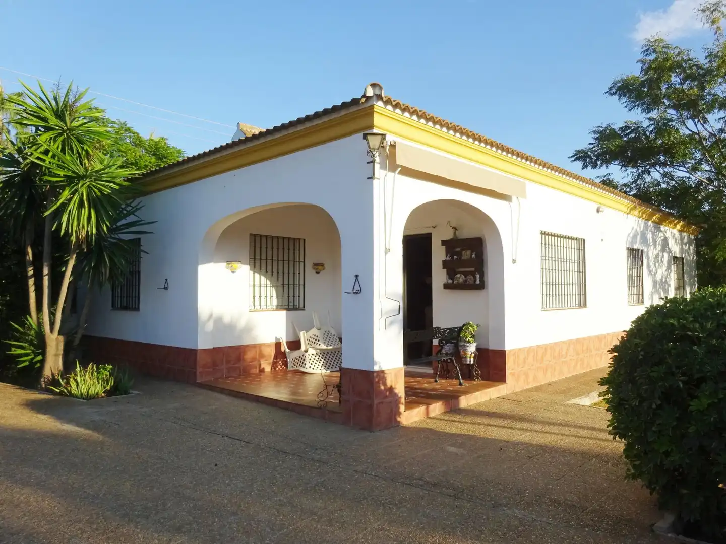 Exterior view of Houses for sale in Sanlúcar la Mayor  with Air Conditioner, Private garden and Storage room