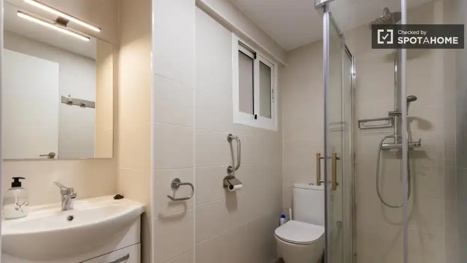 Baño de Piso de alquiler en Valencia con Aire acondicionado, Calefacción y Amueblado