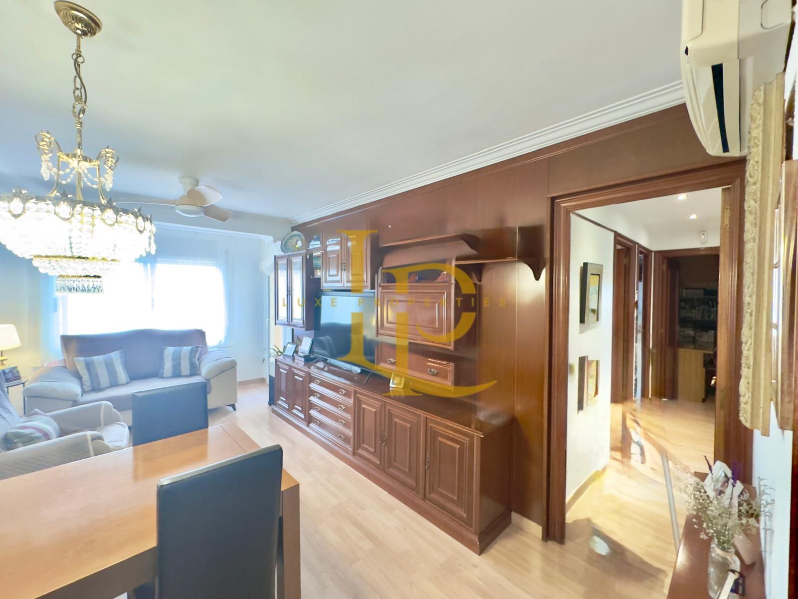 Sala de estar de Piso en venta en L'Hospitalet de Llobregat con Aire acondicionado, Calefacción y Parquet