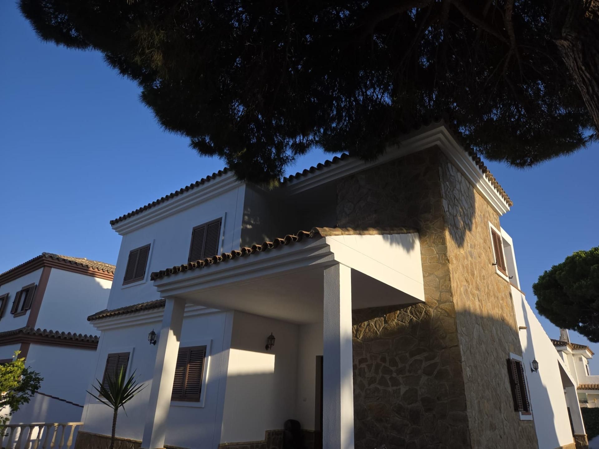 Vista exterior de Casa o xalet en venda en Chiclana de la Frontera amb Jardí privat