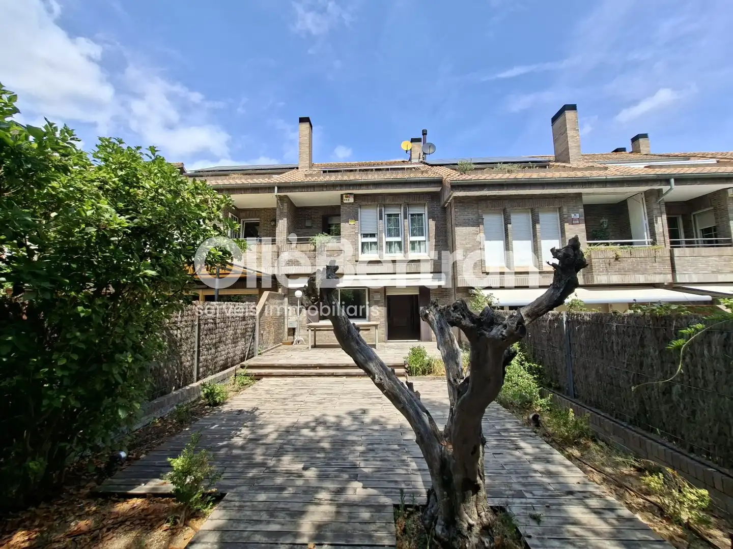 Vista exterior de Casa adosada de lloguer en Sant Cugat del Vallès amb Jardí privat, Traster i Piscina