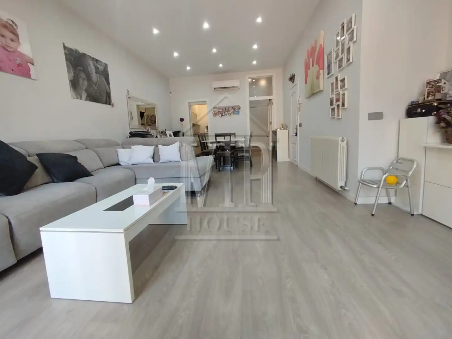 Wohnzimmer von Einfamilien-Reihenhaus zum Verkauf in Badalona mit Klimaanlage, Heizung und Parkett