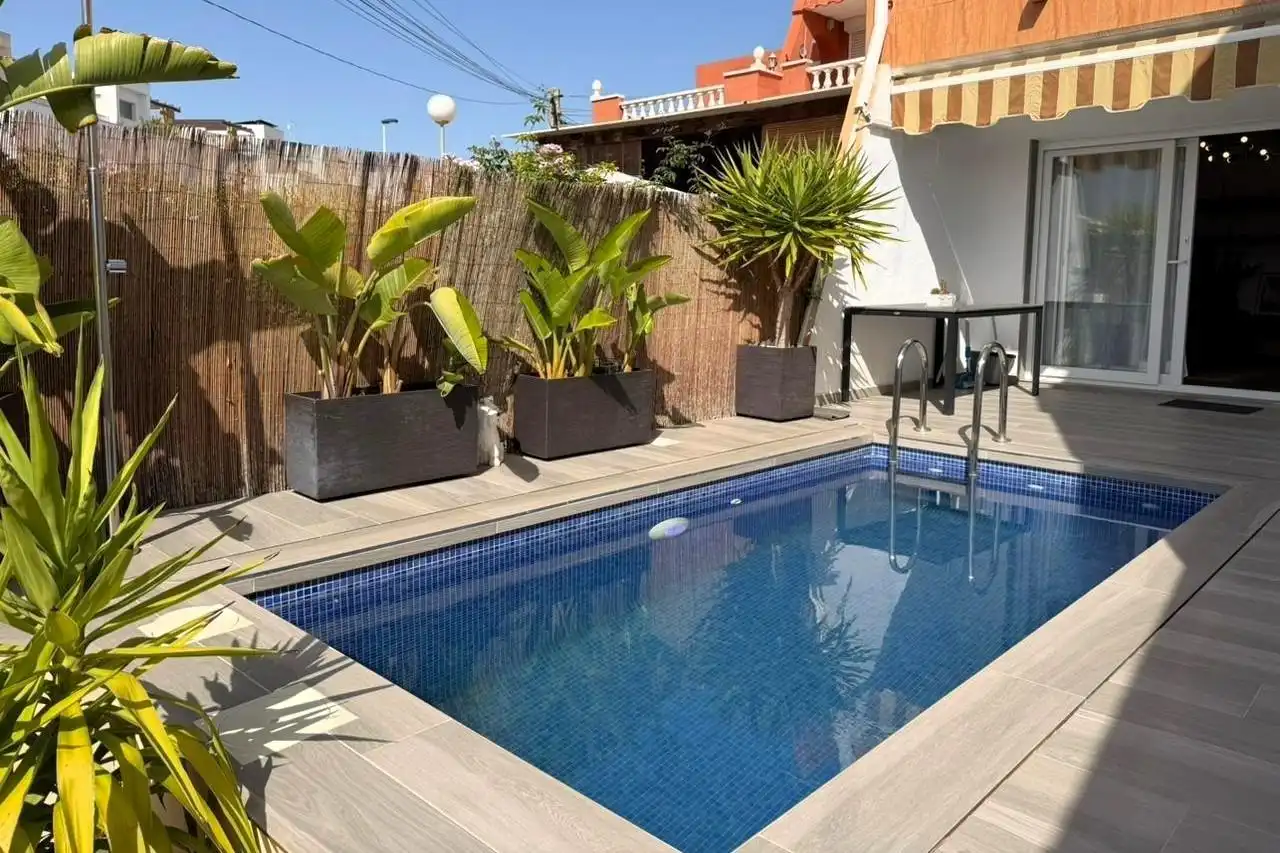 Piscina de Casa adosada en venda en Torrevieja amb Aire condicionat, Calefacció i Terrassa