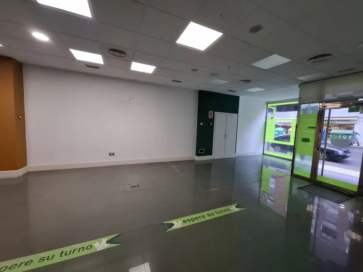 Local comercial de lloguer a Avenida Gonzalo de Berceo 3, imagen 2
