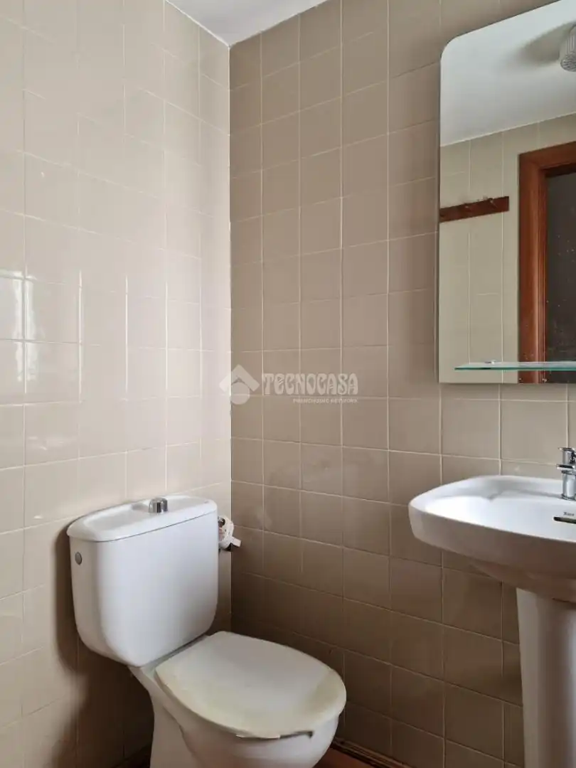 Badezimmer von Wohnung zum Verkauf in Huesca mit Heizung und Balkon
