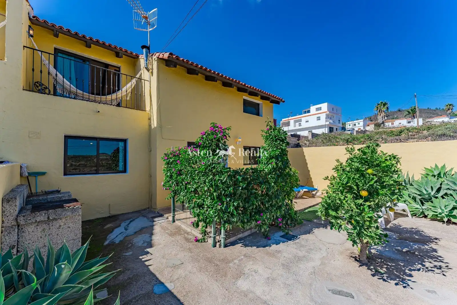 Vista exterior de Casa adosada en venda en San Miguel de Abona amb Jardí privat, Terrassa i Moblat