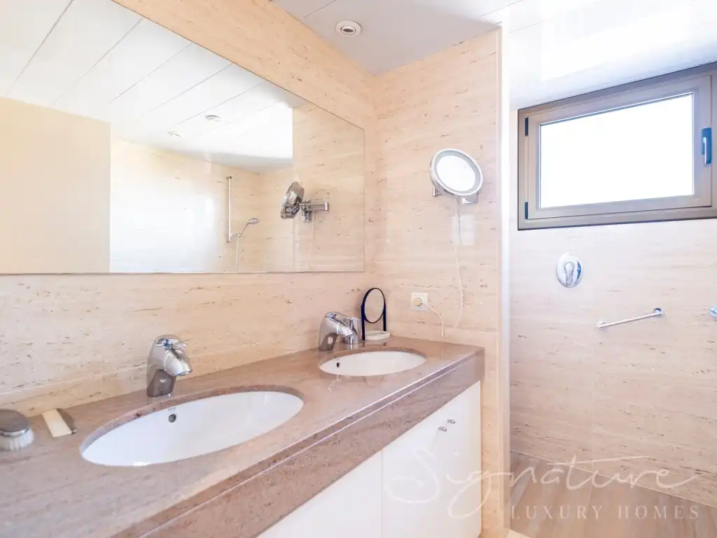 Bathroom of Attic for sale in Sant Cugat del Vallès  with Air Conditioner, Terrace and Swimming Pool