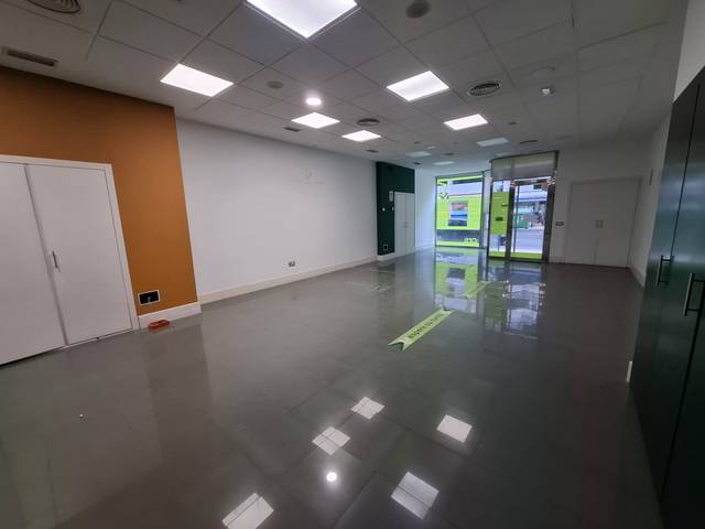 Local comercial en Alquiler en Avenida Gonzalo de Berceo, 3 en Oeste