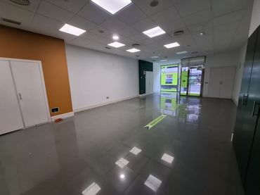 Local comercial de lloguer a Avenida Gonzalo de Berceo 3