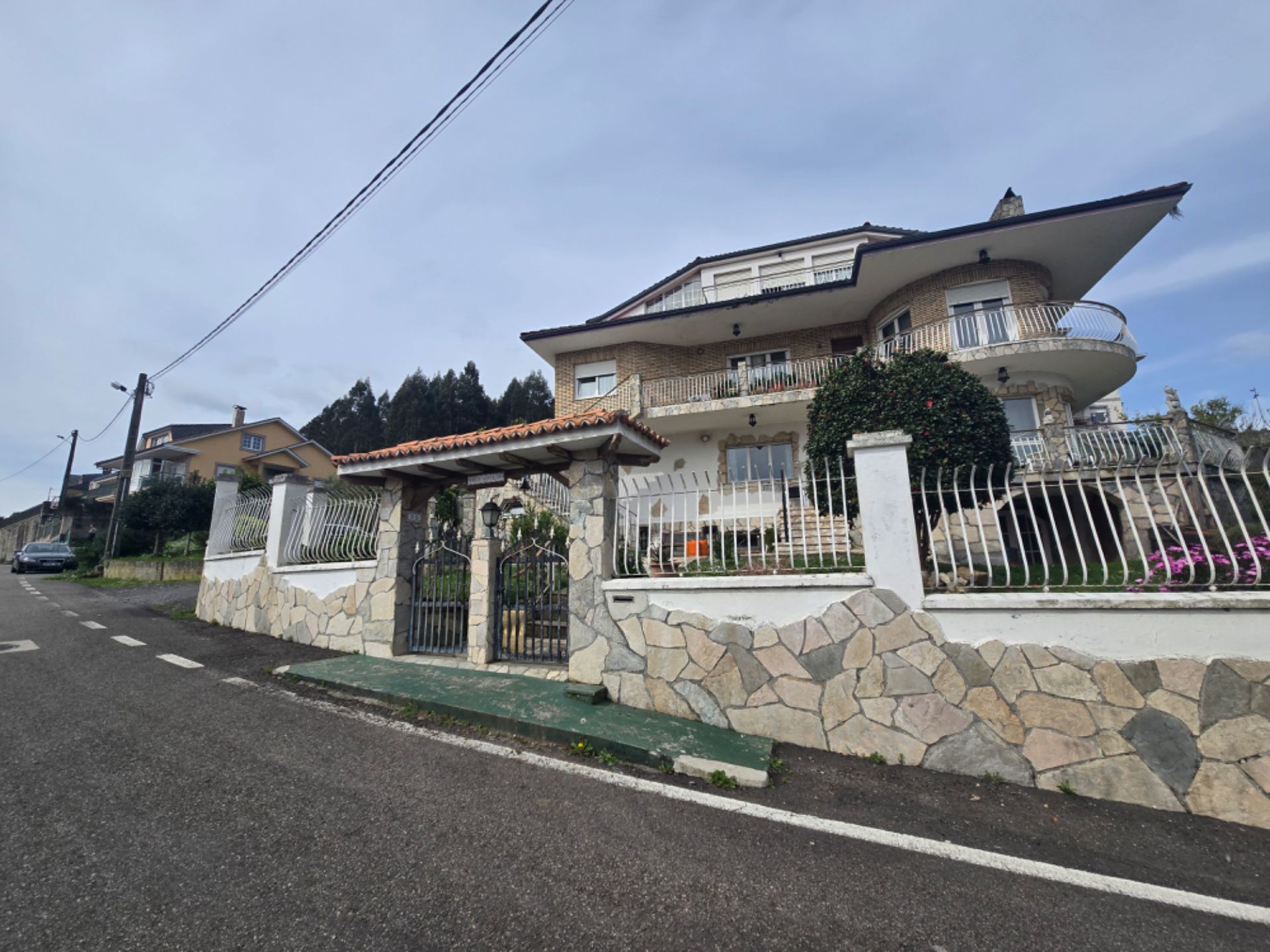 Vista exterior de Casa o xalet en venda en Viveiro amb Calefacció, Jardí privat i Parquet