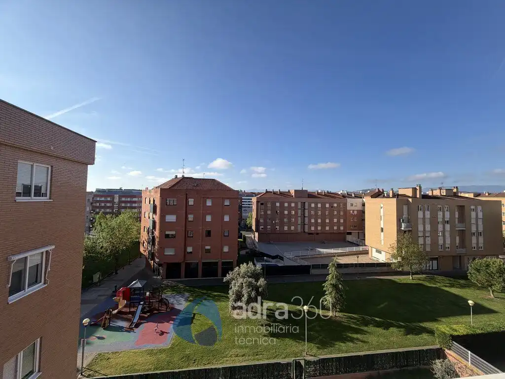 Parking de Piso en venta en  Logroño con Calefacción, Trastero y Amueblado