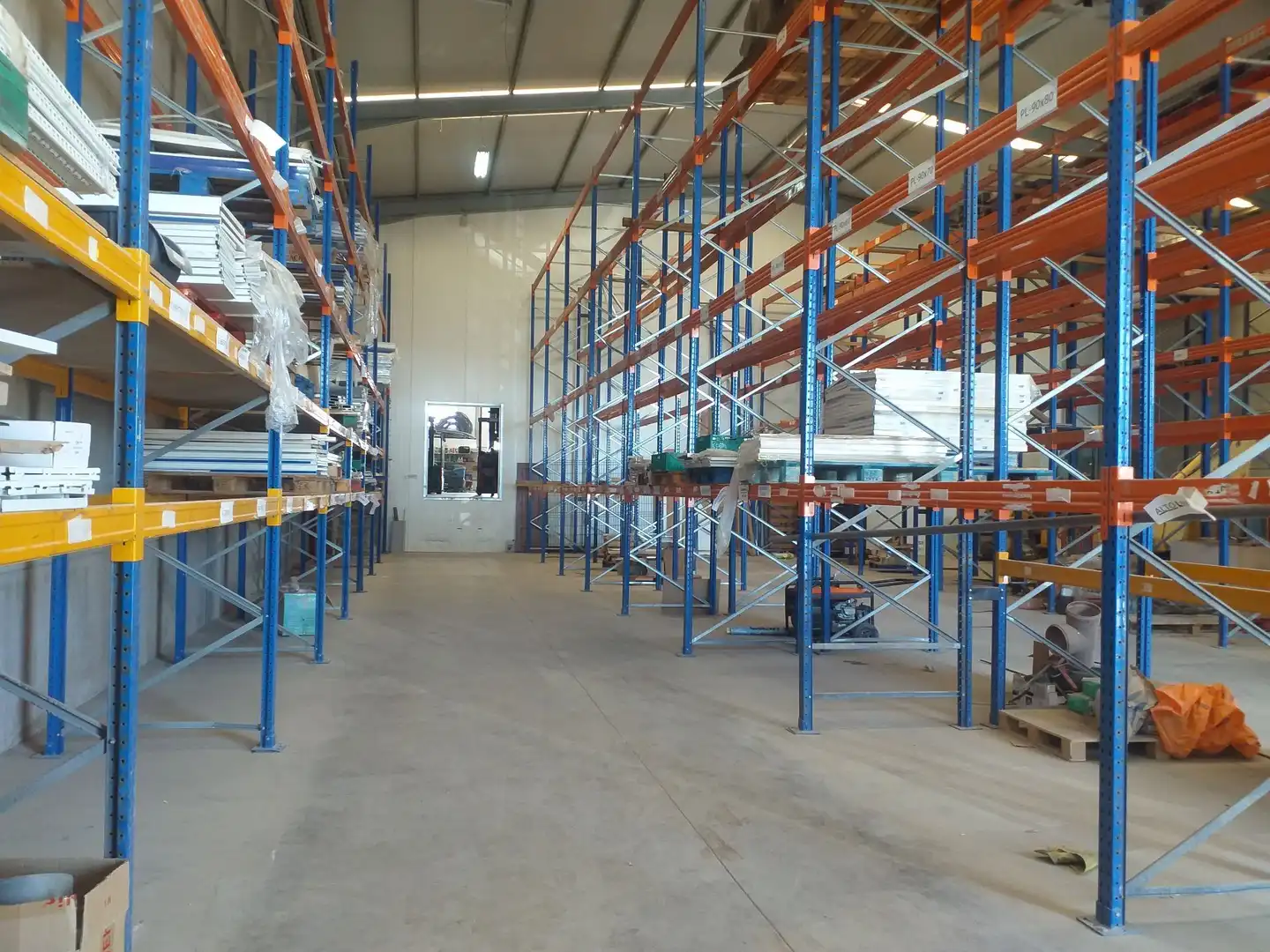 Industrial buildings for rent in Arona