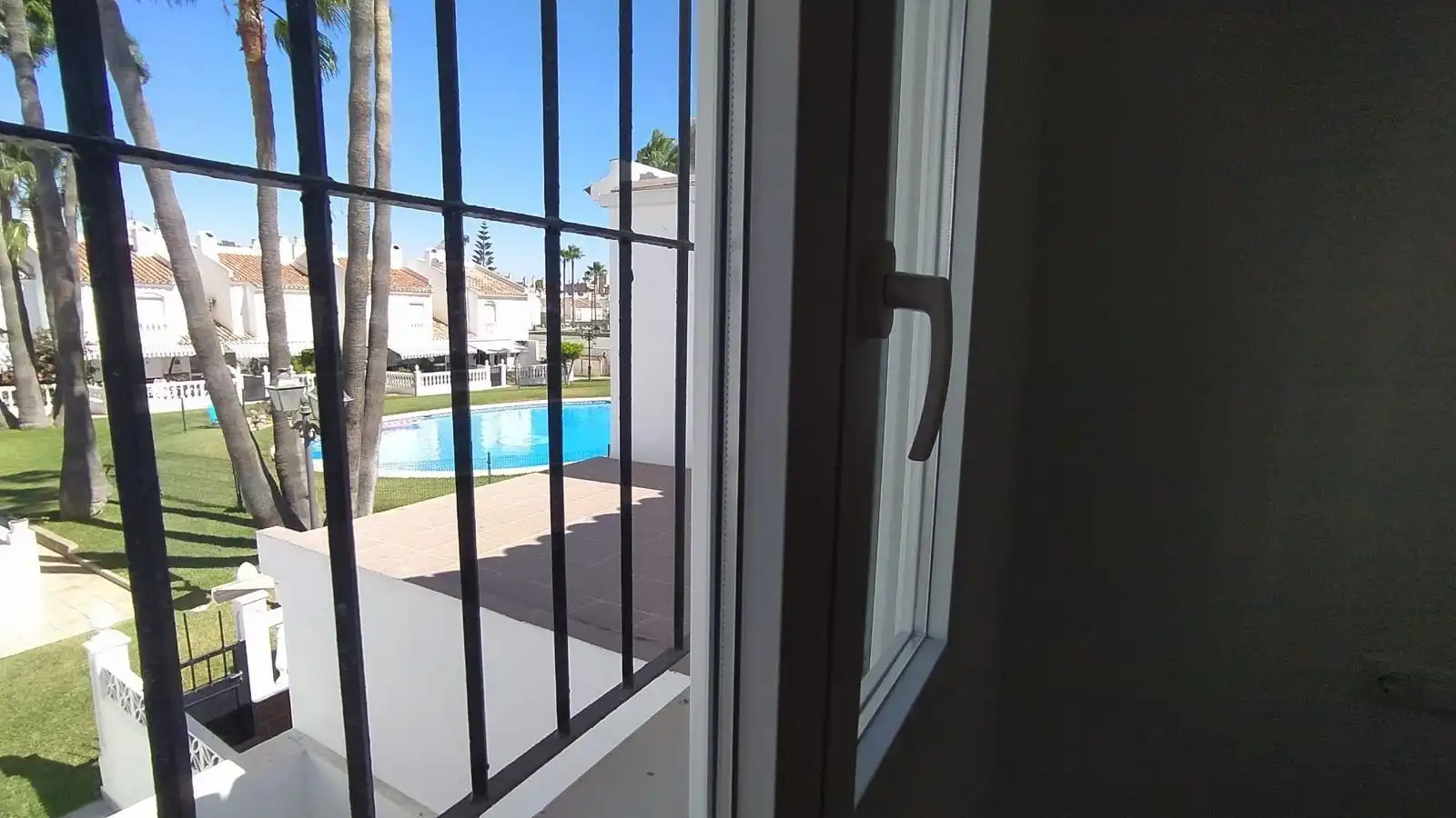 Piscina de Casa adosada de lloguer en Málaga amb Aire condicionat, Terrassa i Balcó
