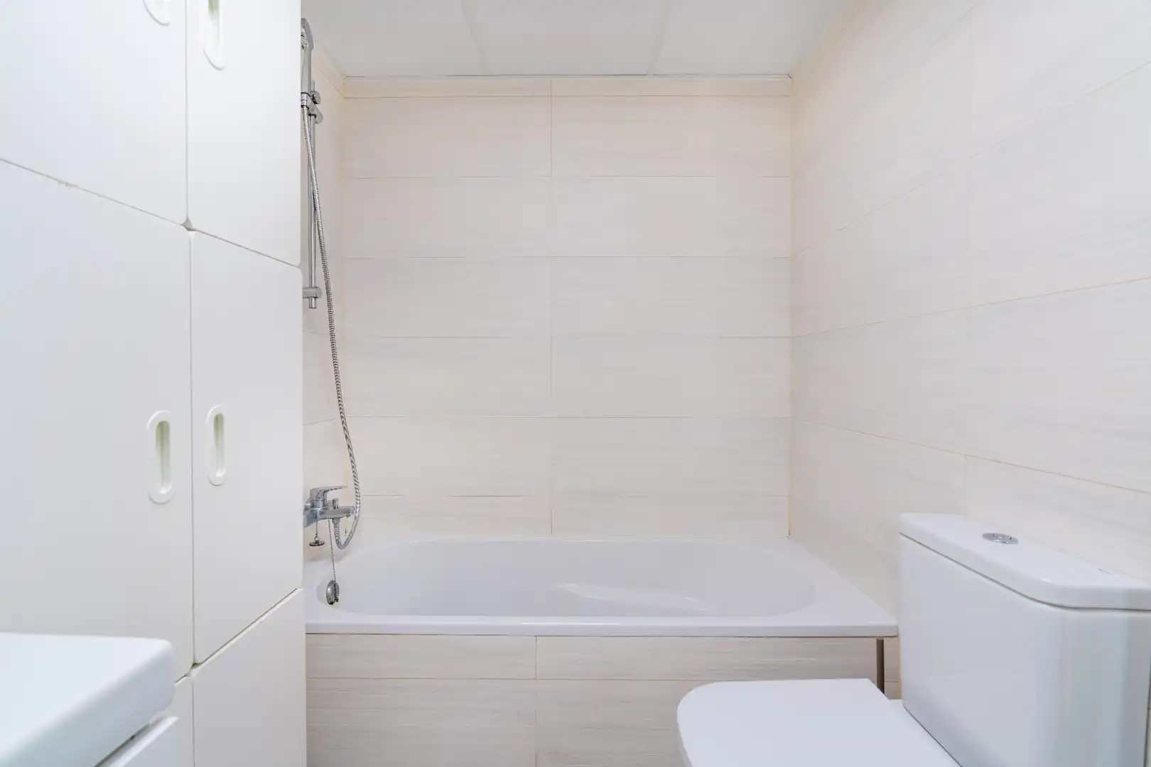 Baño de Piso en venta en Almería con Aire acondicionado, Calefacción y Jardín privado