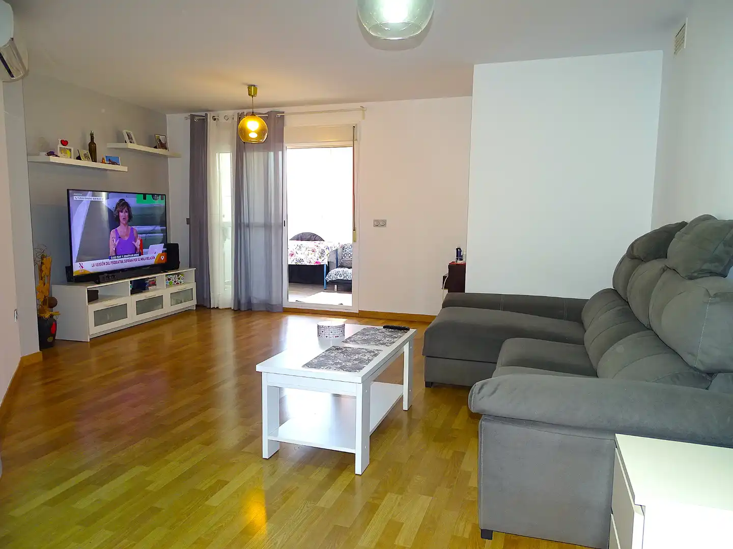 Living room of Flat for sale in Rincón de la Victoria  with Air Conditioner, Parquet flooring and Terrace