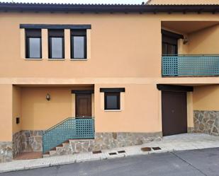 Vista exterior de Casa adosada en venda en Armuña amb Calefacció i Terrassa