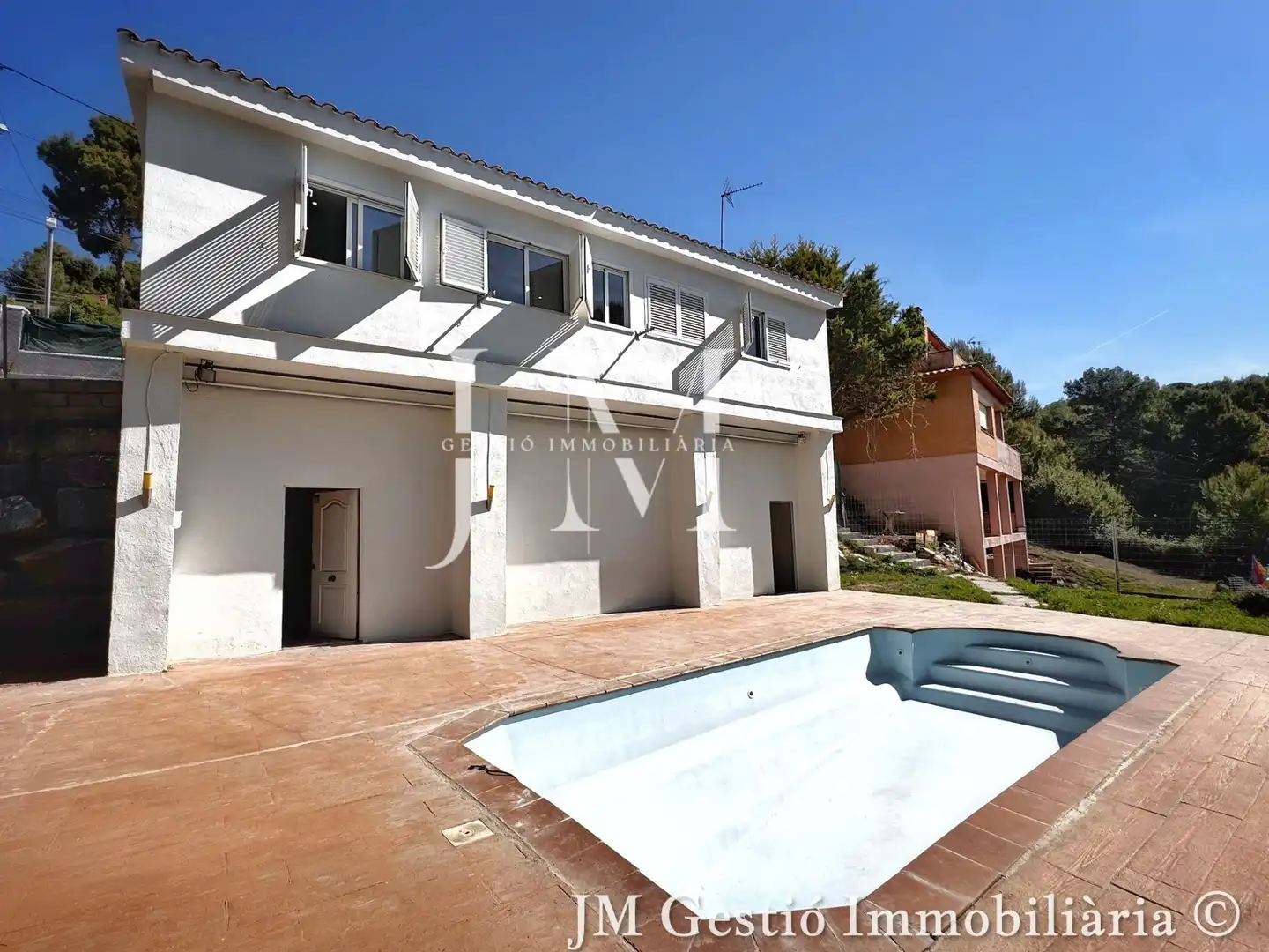 Vista exterior de Casa o xalet en venda en Rubí amb Calefacció, Jardí privat i Piscina