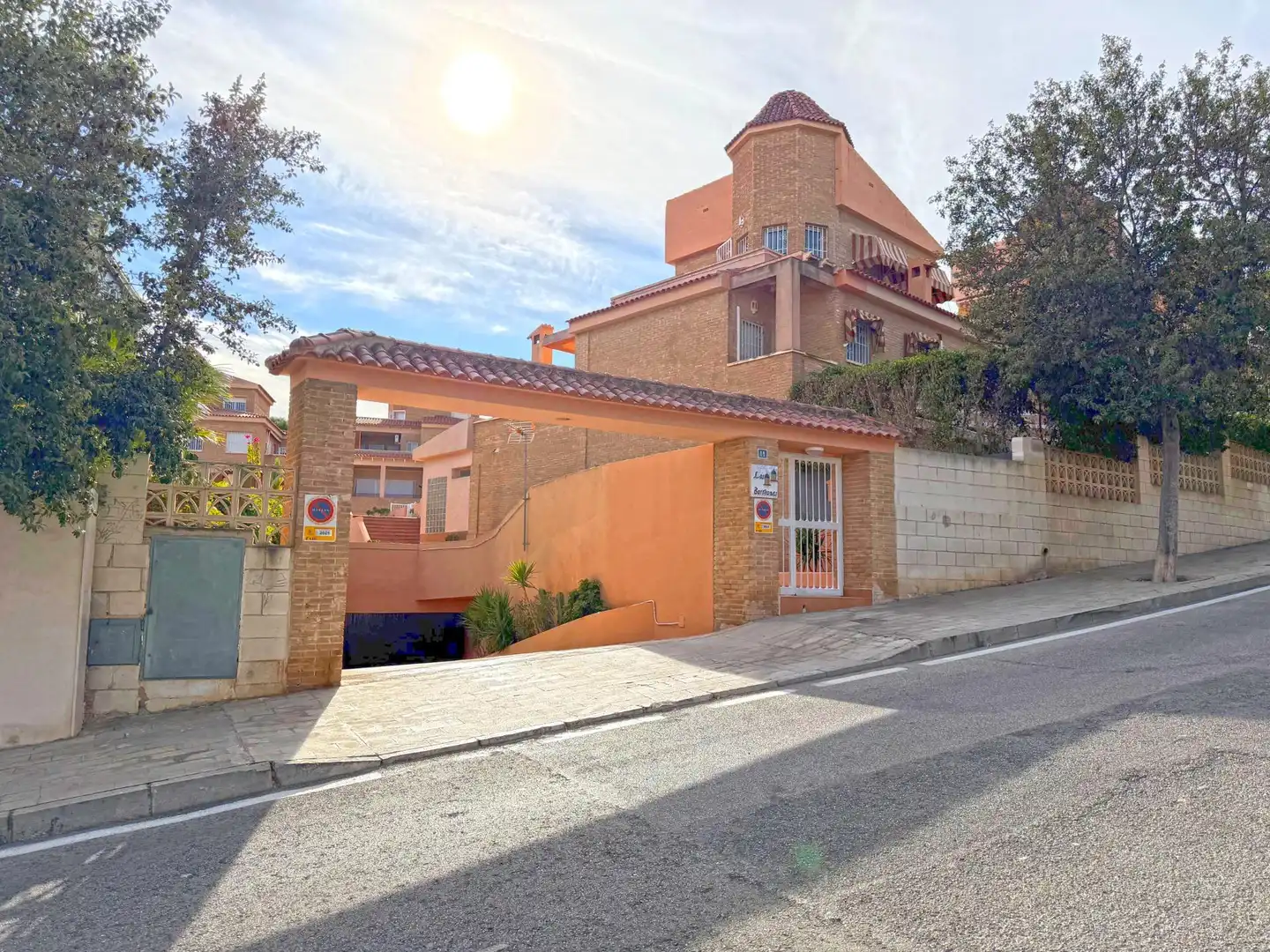 Vista exterior de Casa o xalet en venda en Alicante / Alacant amb Calefacció, Jardí privat i Terrassa