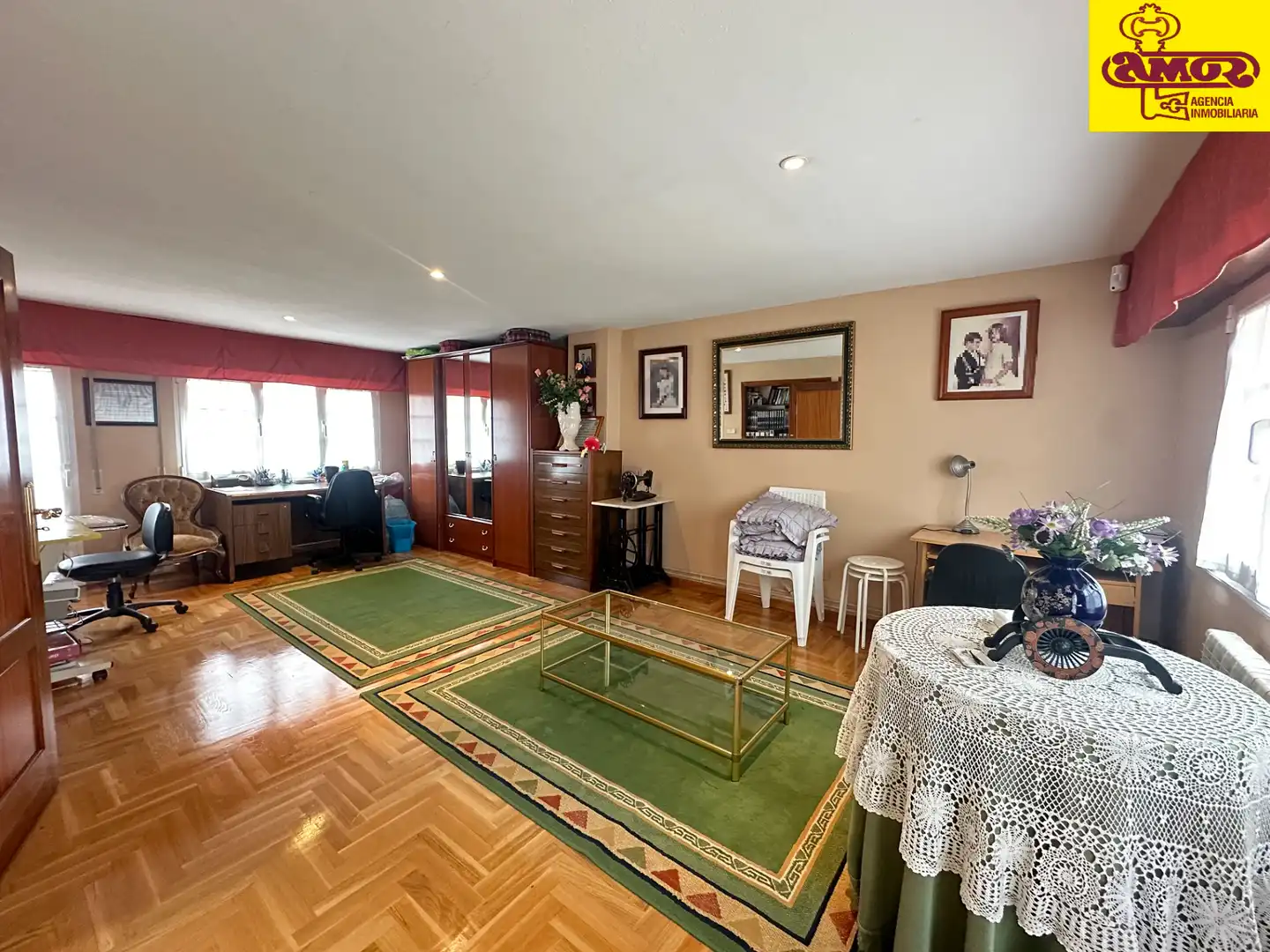 Sala d'estar de Casa o xalet en venda en Santiago de Compostela  amb Calefacció, Jardí privat i Terrassa