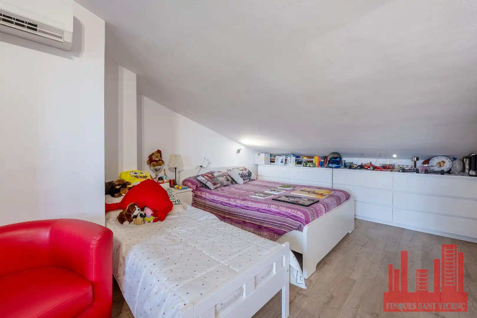 Dormitori de Pis en venda en Sant Vicenç Dels Horts amb Aire condicionat, Calefacció i Terrassa
