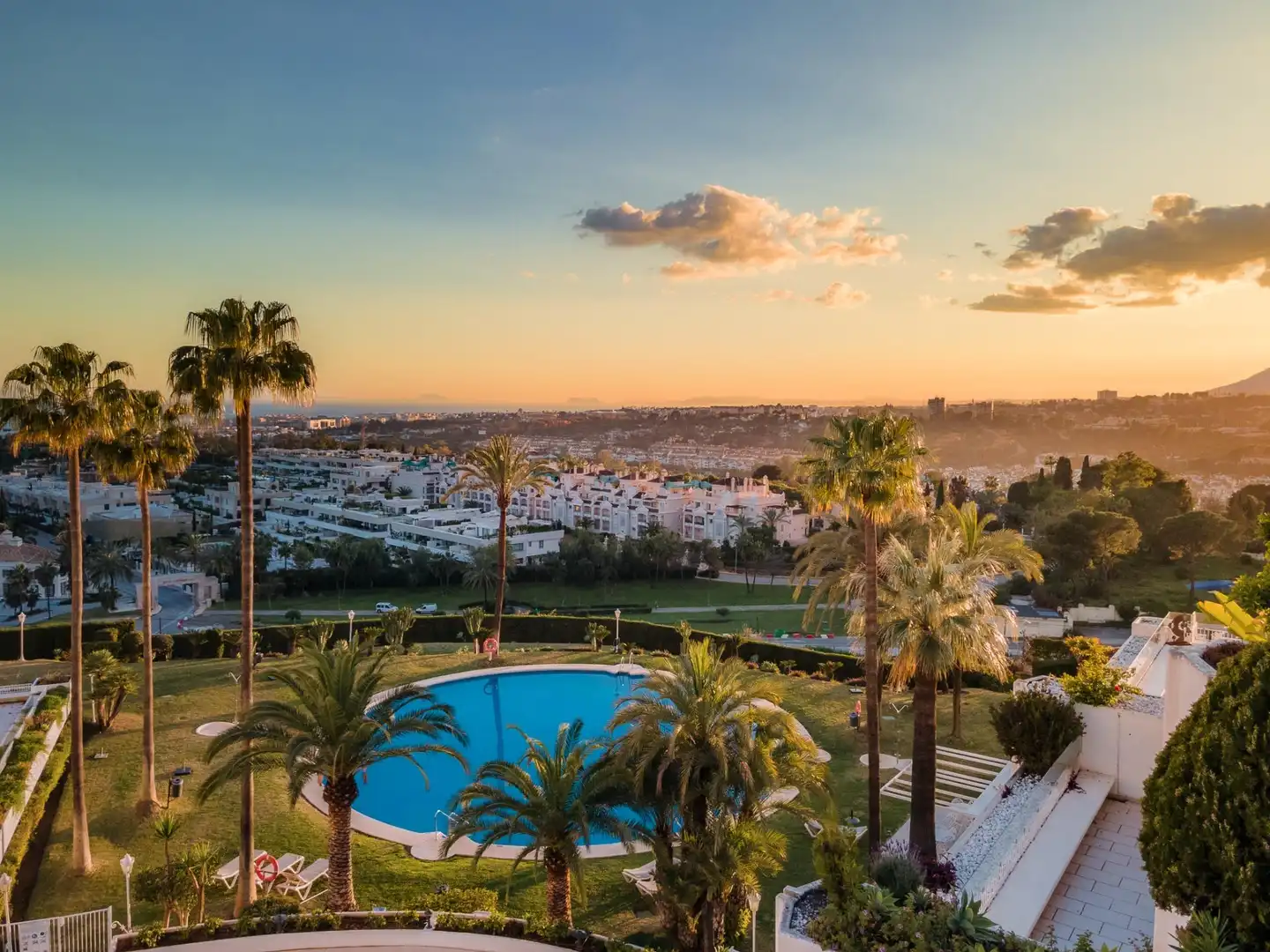 Vista exterior de Apartament en venda en Marbella amb Piscina comunitària
