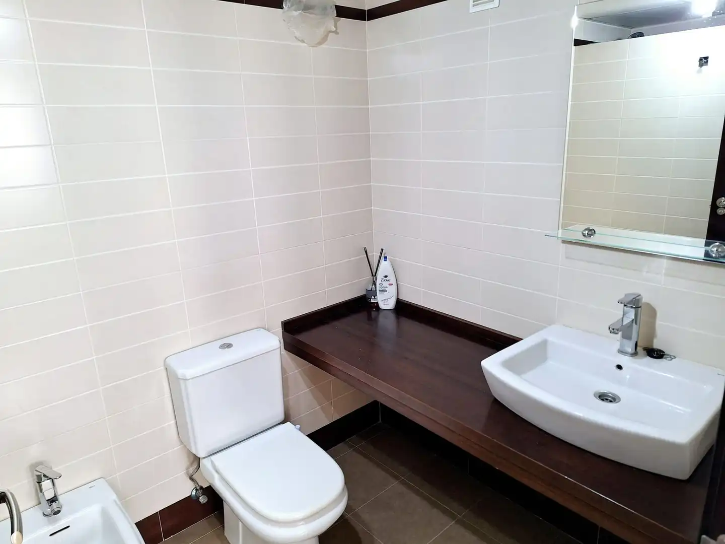 Badezimmer von Einfamilien-Reihenhaus zum Verkauf in Manilva mit Klimaanlage, Heizung und Privatgarten