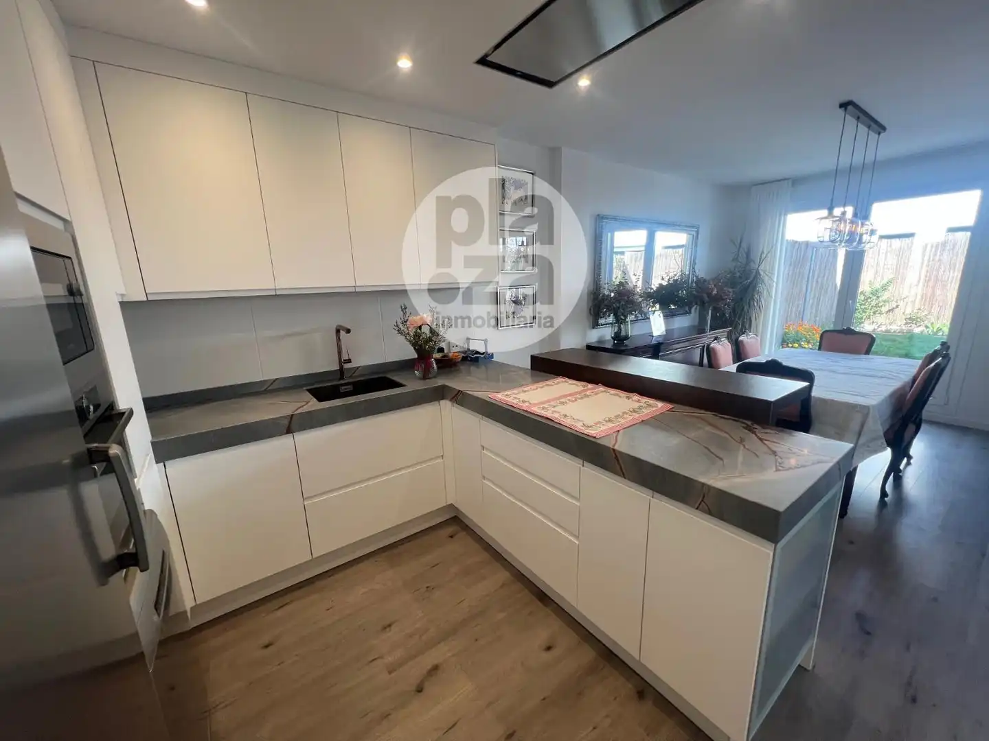 Cocina de Casa adosada en venta en Burgos Capital con Calefacción, Jardín privado y Terraza