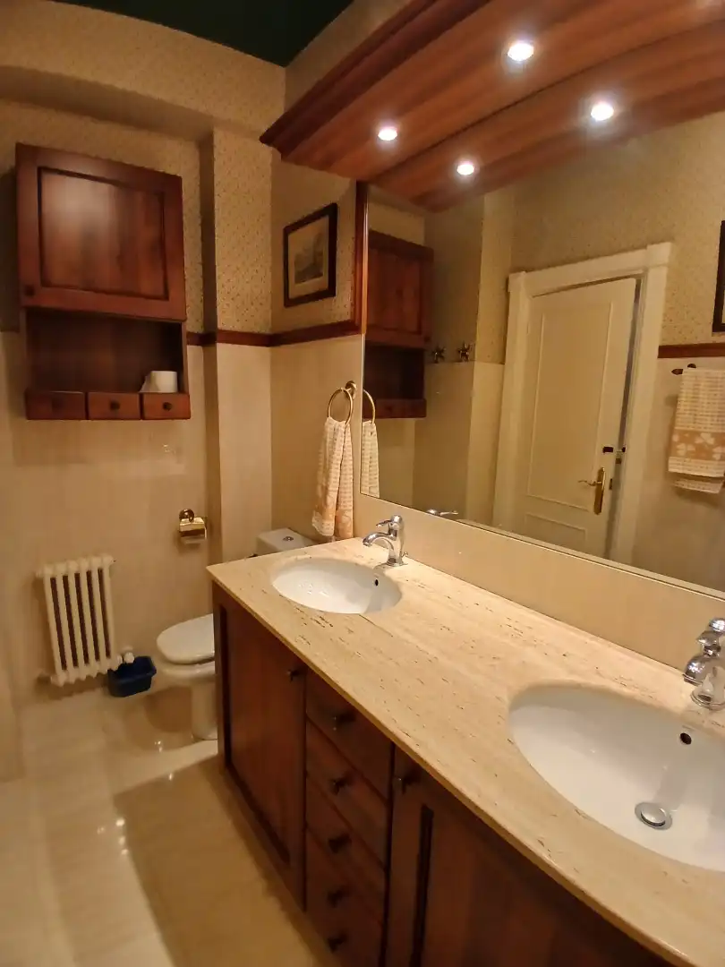 Badezimmer von Wohnung zum Verkauf in Bilbao  mit Klimaanlage, Heizung und Ofen