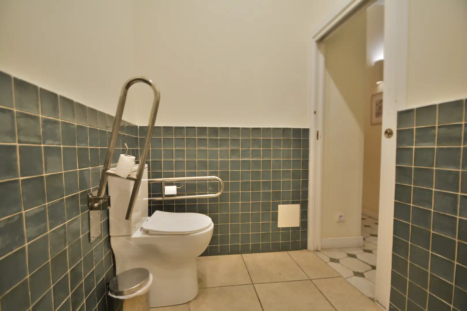 Bathroom of Commercial properties for transfer in Madrid  with Air Conditioner and Heating