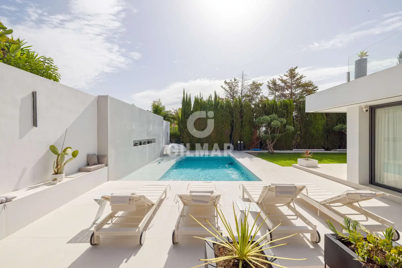 Vista exterior de Casa o xalet en venda en Marbella amb Calefacció, Jardí privat i Piscina