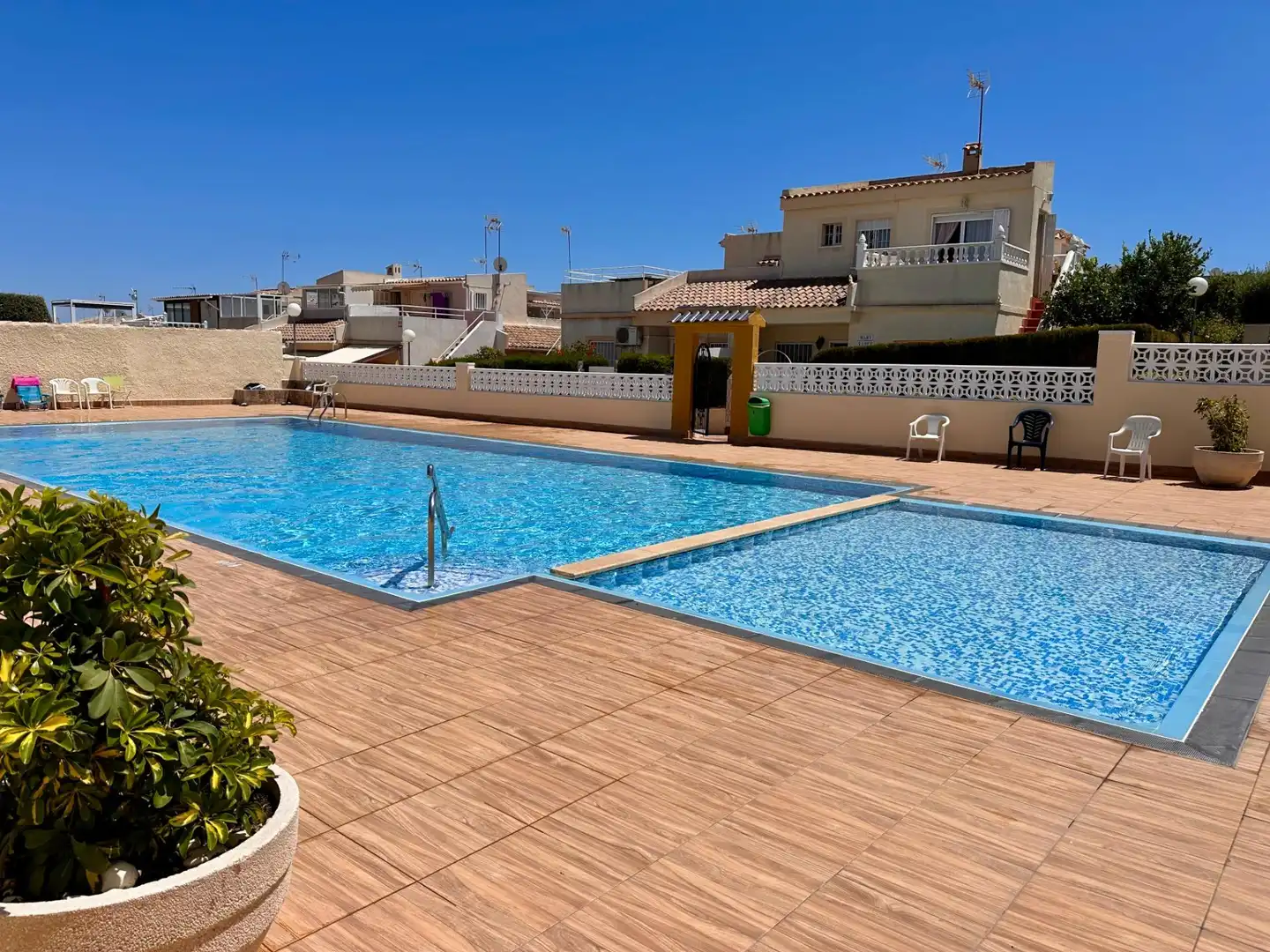 Piscina de Casa adosada en venda en Torrevieja amb Aire condicionat, Calefacció i Jardí privat