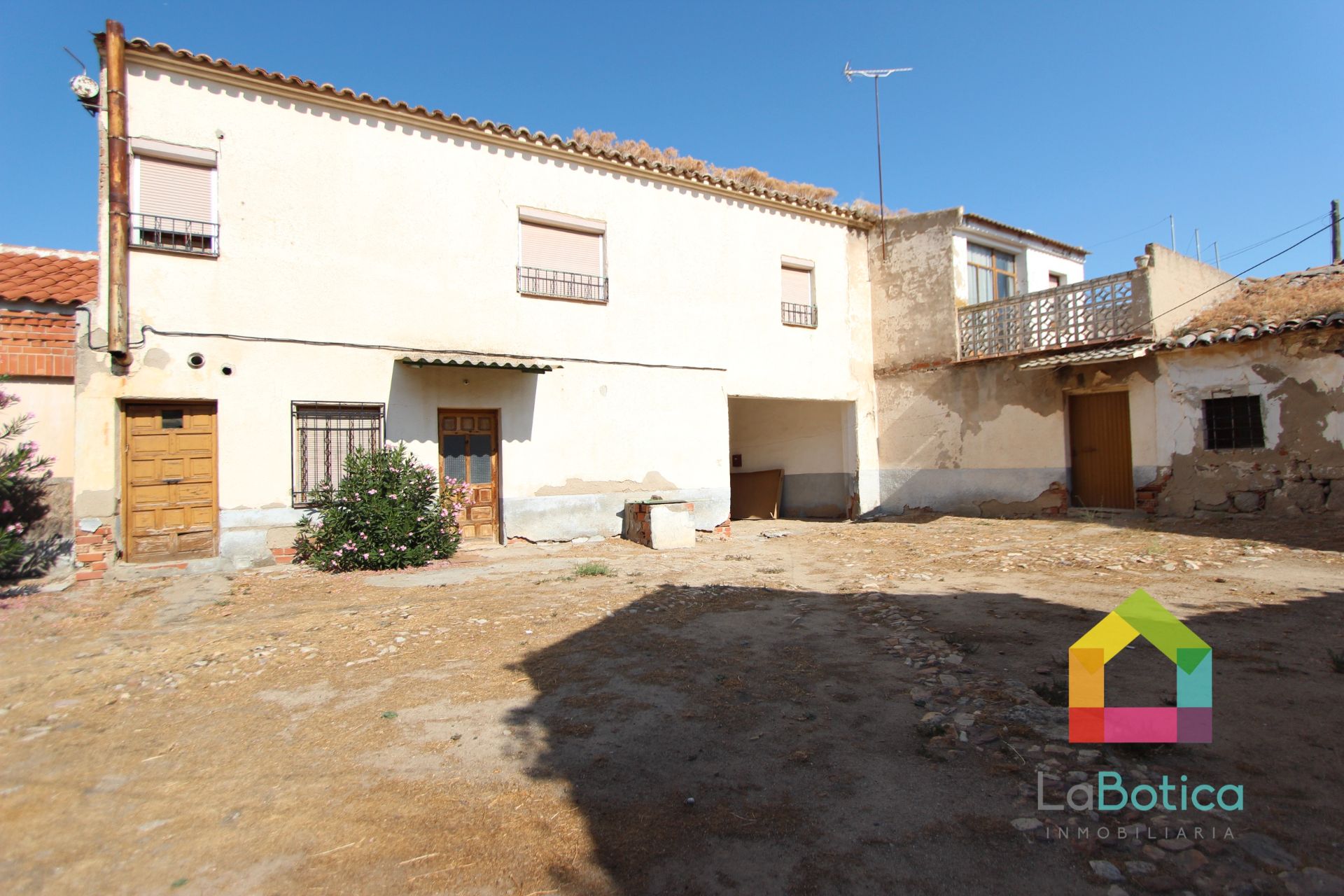 Exterior view of Single-family semi-detached for sale in Ajofrín