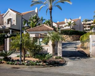 Vista exterior de Casa adosada en venda en Estepona amb Aire condicionat, Calefacció i Jardí privat