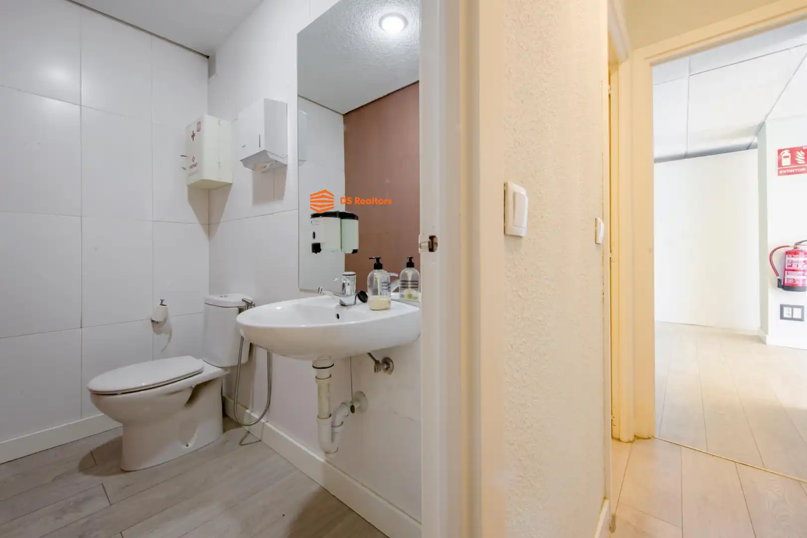 Bathroom of Flat for sale in Madrid  with Air Conditioner and Heating