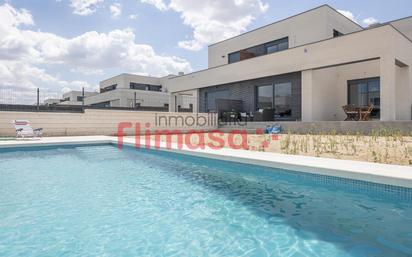 Piscina de Casa adosada en venda en Villaviciosa de Odón amb Aire condicionat, Terrassa i Piscina