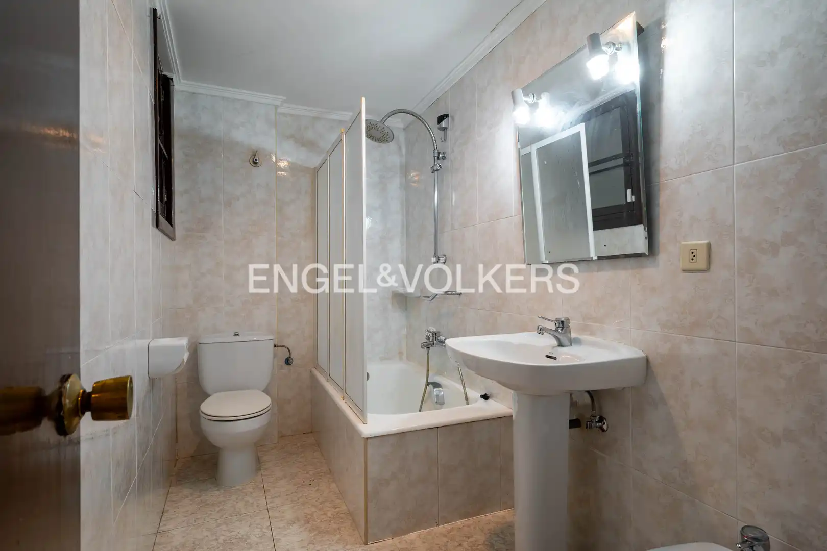 Baño de Piso en venta en Azkoitia con Calefacción, Trastero y Balcón