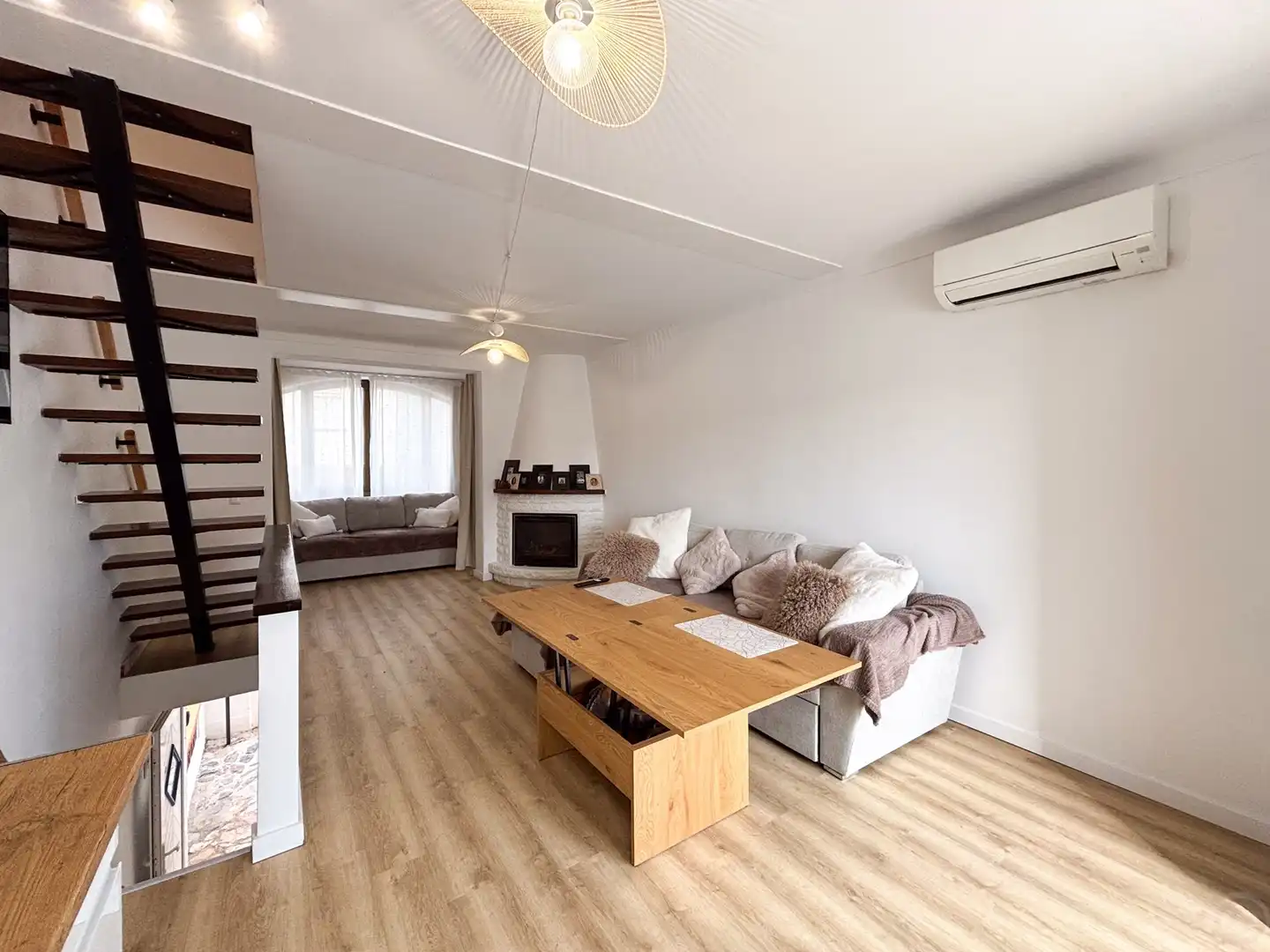 Wohnzimmer von Einfamilien-Reihenhaus zum Verkauf in Empuriabrava mit Klimaanlage, Terrasse und Möbliert